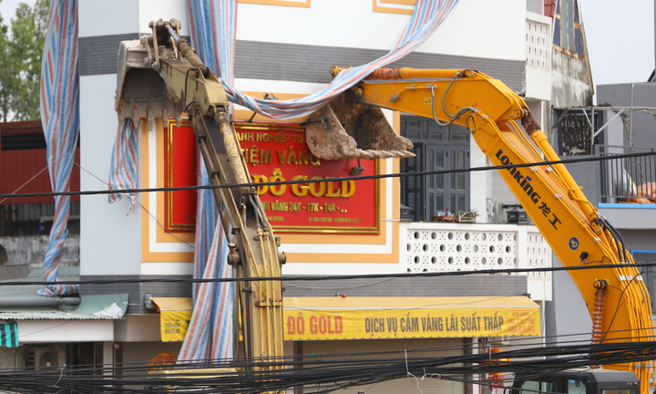 Nhà 3 tầng bị nghiêng ở nút giao Vành đai 3, máy xúc phải chống đỡ