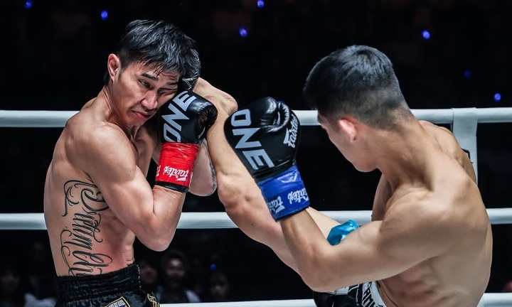 Dính gần 30 cú đấm, cao thủ Muay Thái gục ngã trước cựu số 1 thế giới kickboxing