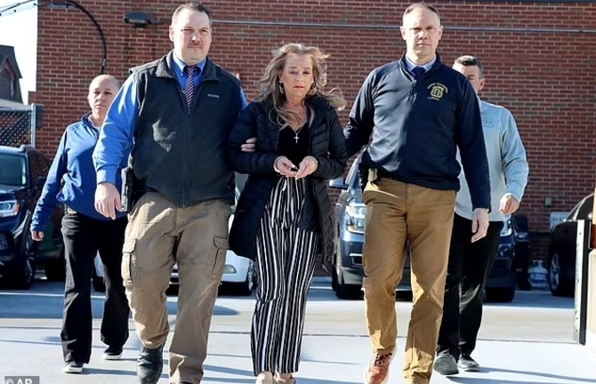 Bố qua đời, cậu bé bị mẹ kế nhốt dưới hầm suốt 20 năm, thường xuyên bỏ đói