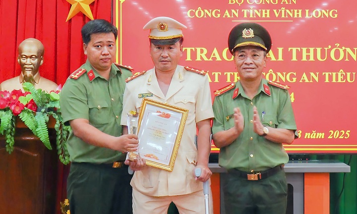 Đại úy bị đứt lìa 2 chân khi bắt cát tặc là gương mặt trẻ Công an tiêu biểu