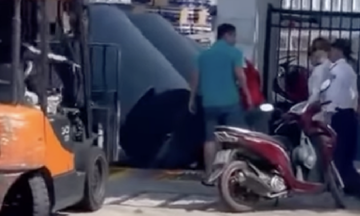 Tài xế làm rơi 3 cuộn vải, đè nam bảo vệ tử vong: Công an vào cuộc điều tra