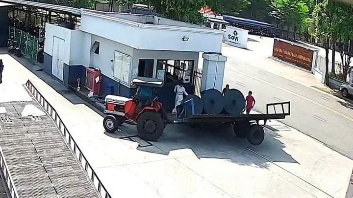 Công an Bình Dương làm rõ vụ tài xế làm rơi 3 cuộn vải, đè trúng nam bảo vệ