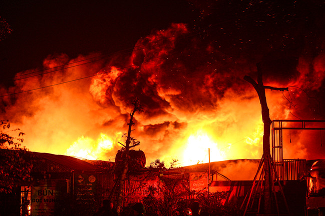 Hiện trường vụ cháy nhà xưởng cạnh cây xăng ở Hà Nội