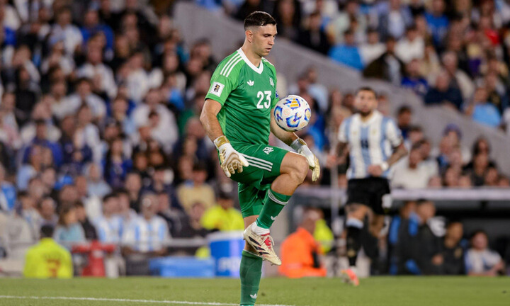 Thủ môn Argentina tâng bóng trêu ngươi tuyển Brazil