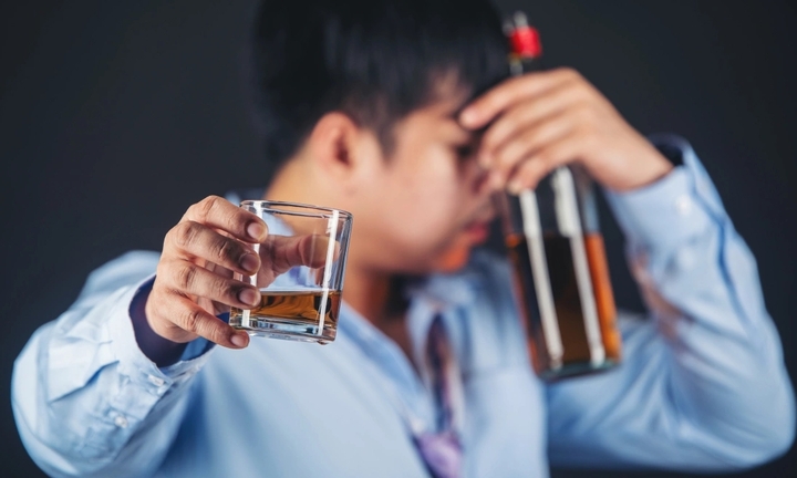 Người nhóm máu O uống bia rượu thường đỏ mặt?