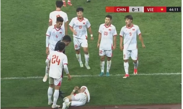 CĐV Việt Nam tố trọng tài thiên vị U22 Trung Quốc 