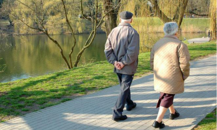 Số bước người sau 60 tuổi nên đi mỗi ngày để có sức khỏe dẻo dai
