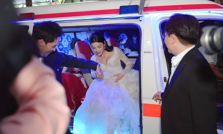 Dùng xe cứu thương đi sự kiện: Không chỉ tài xế, cả nghệ sỹ cũng cần bị phạt