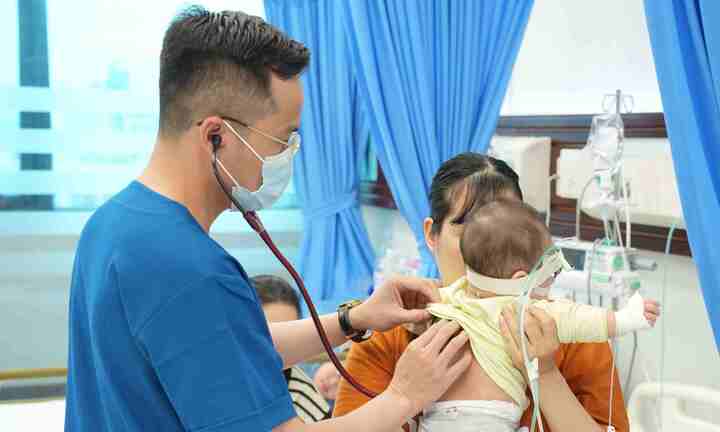 Trẻ nhiễm virus sởi trở nặng, nhiều ca phải thở máy