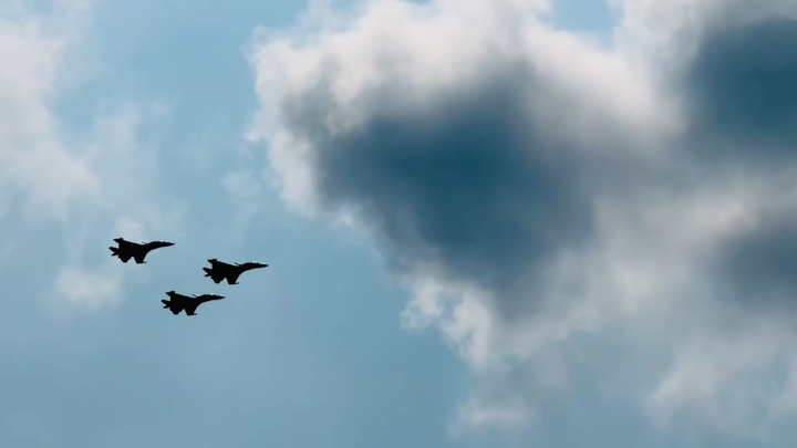 Dàn tiêm kích Su30-MK2 cùng Yak130 bay tập luyện ở trung tâm TP.HCM