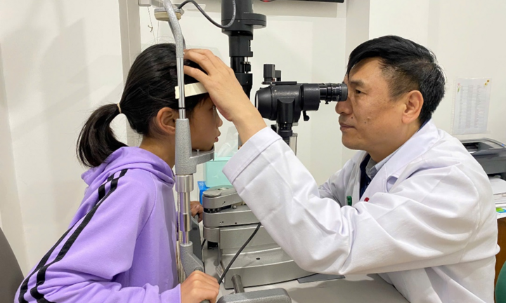 Tìm lại thị lực cho bé gái 10 tuổi mắc chứng đục thủy tinh thể bẩm sinh