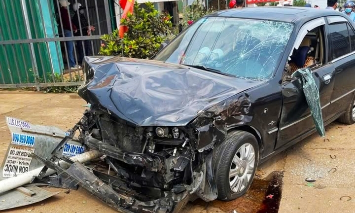 Ô tô tông xe máy kéo tại Đắk Lắk, 3 người nhập viện cấp cứu