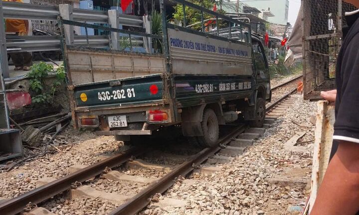 Xe tải mắc kẹt trên đường ray