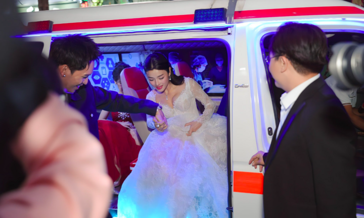 Dùng xe cứu thương chở diễn viên tới buổi ra mắt, phim Âm dương lộ bị tẩy chay