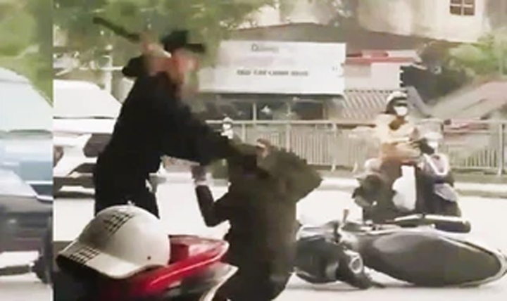 Kinh hoàng cảnh nam thanh niên cầm dao chém người trên phố