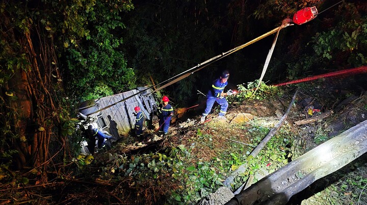 Lâm Đồng: Xe chở khách lao xuống vực sâu, 1 người chết 3 người bị thương