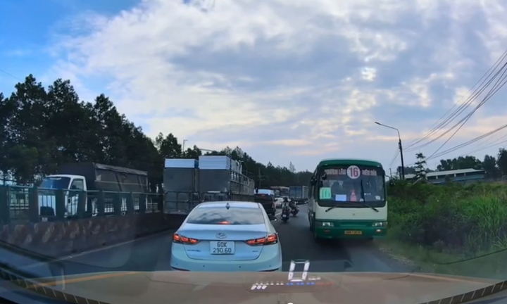 Tài xế xe buýt chạy ngược chiều trên quốc lộ, phụ xe bám cửa thò đầu 'xin đường'