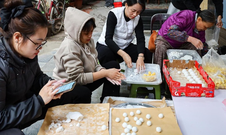 Xếp hàng mua bánh trôi, bánh chay ngày Tết Hàn thực