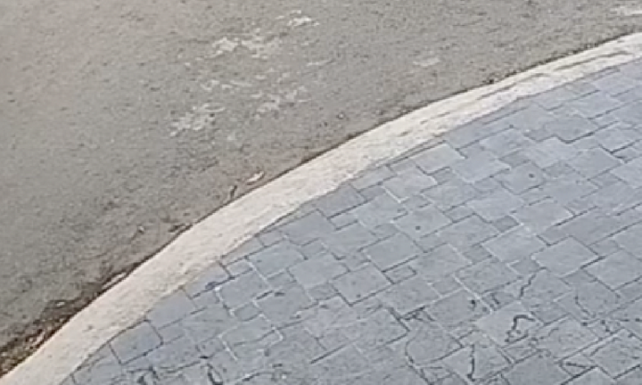 Tài xế ô tô vung gậy đánh người đàn ông đang chở con đi học ở Bình Dương