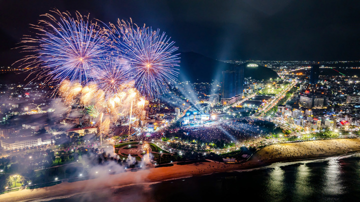 Pháo hoa tầm cao rực sáng bầu trời Bình Định ngày kỷ niệm 50 năm giải phóng