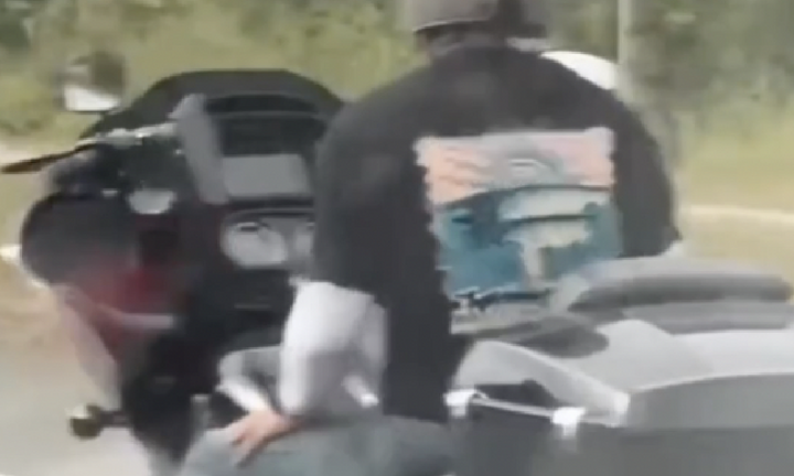 Nhóm 'quái xế' buông 2 tay lái mô tô: CSGT Quảng Nam làm việc với các chủ xe