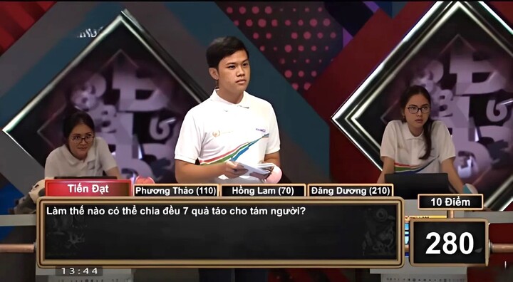 Làm sao để chia đều 7 quả táo cho 8 người?