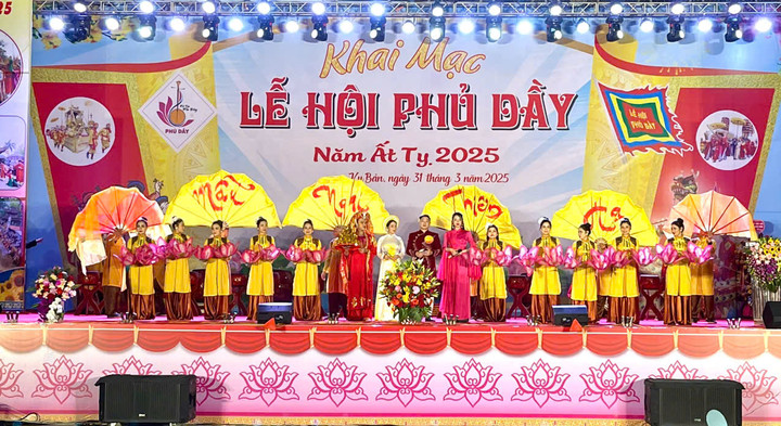 Cả nghìn người tham gia khai mạc Lễ hội Phủ Dầy năm 2025