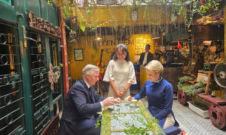 Hoàng hậu Bỉ mặc áo dài cùng Nhà vua thưởng thức cà phê trứng phố cổ Hà Nội