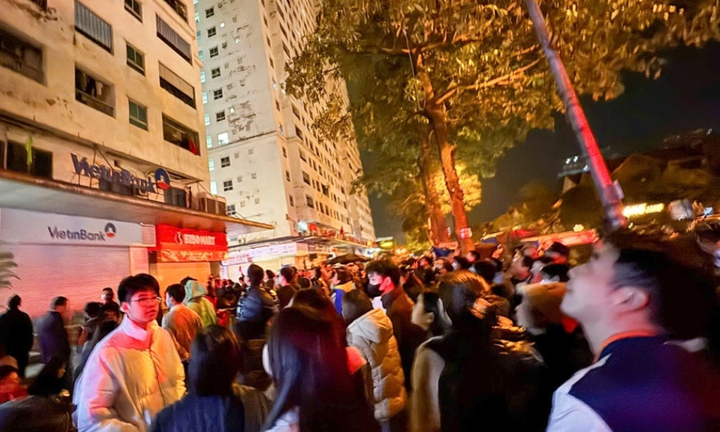 Cháy ở khu chung cư đông dân nhất Hà Nội, cư dân hoảng loạn tháo chạy trong đêm