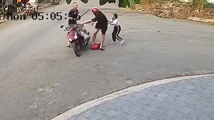 Phải tăng nặng trừng trị kẻ cầm gậy bóng chày đánh bố trước mặt con trẻ