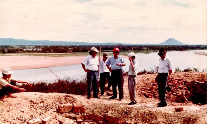 Cuộc khai quật phù điêu Kala Núi Bà – Bảo vật quốc gia đầu tiên của Phú Yên