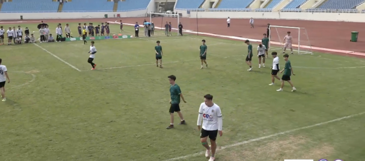 Mặt cỏ xuống cấp nặng, sân Mỹ Đình vẫn cho học sinh đá giải phong trào