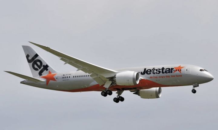 Hành khách cố mở cửa máy bay, máy bay phải quay đầu