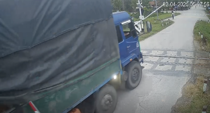 Tài xế liều mạng lái xe tải tông gãy gác chắn, vượt đường sắt khi tàu đang đến