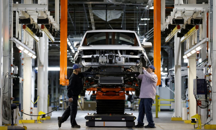 Tung đòn thuế quan mạnh tay, ông Trump muốn chấn hưng ngành sản xuất Mỹ?