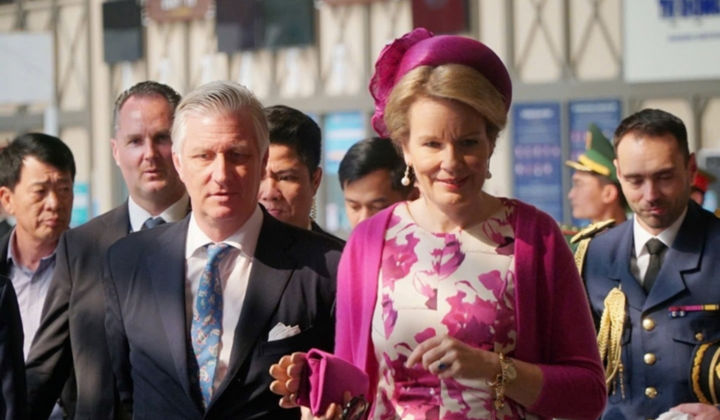 Nhà vua và Hoàng hậu Bỉ đi cáp treo ngắm đảo Cát Bà