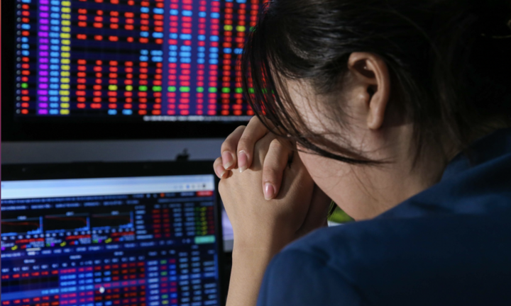 Nhà đầu tư bán tháo cổ phiếu, VN-Index giảm hơn 82 điểm, lao xuống 'đáy' 1 năm