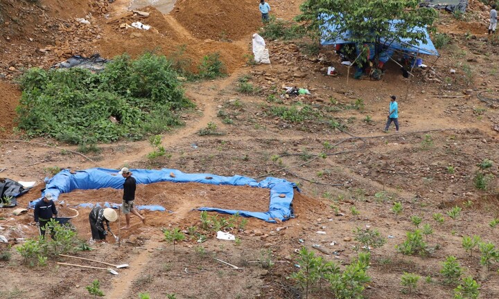 Thủ phủ vàng Bồng Miêu đóng cửa mỏ, 'vàng tặc' vẫn cày xới tan hoang