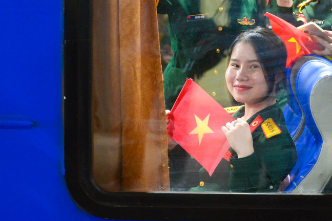 Đội hình diễu binh Bộ Quốc phòng từ Hà Nội lên đường vào Nam