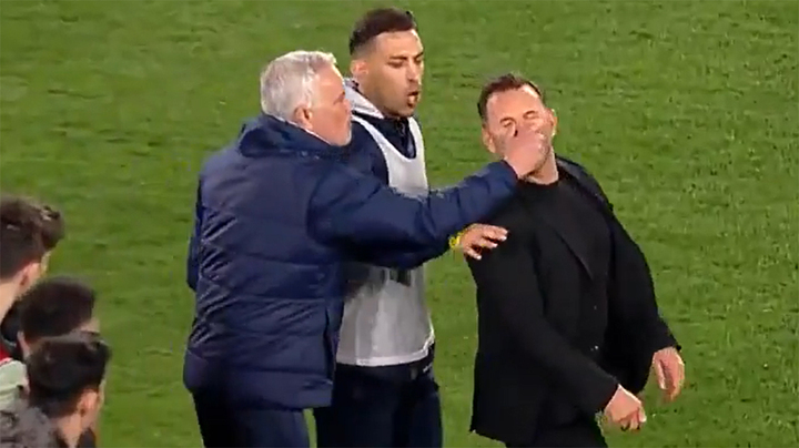 HLV Mourinho véo mũi đối thủ