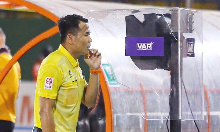 Thổi phạt đền 'ma', trọng tài FIFA bị kỷ luật