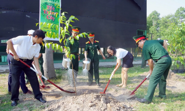 Vietcombank Nam Bình Dương trồng cây dự án 'Vietcombank - Vì một Việt Nam xanh'