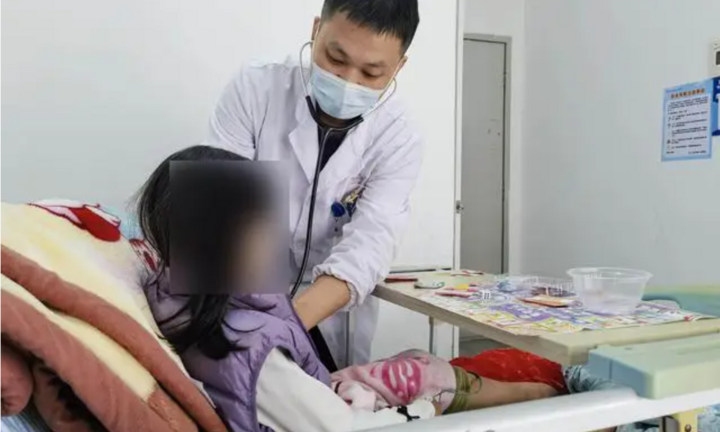 Cha mẹ nhờ AI tư vấn chữa bệnh, con 3 tuổi nguy kịch