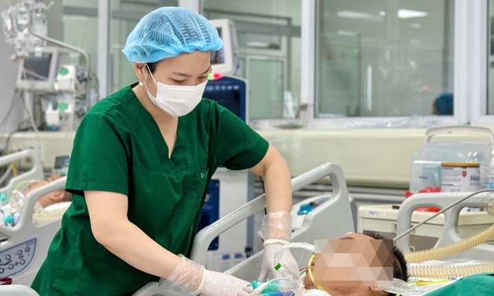 Thiếu trầm trọng nhân lực, một điều dưỡng 'gánh' 5 - 10 người bệnh/ca trực