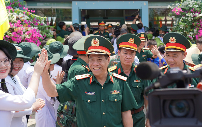 Người Đồng Nai đón chuyến tàu đặc biệt chở đoàn diễu binh, diễu hành vào miền Nam