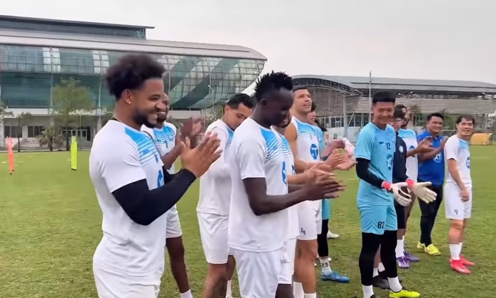 Nguyễn Xuân Son tập luyện trên sân cỏ sau chấn thương kéo dài