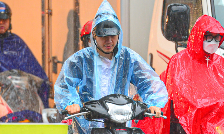 Thời tiết dịp Giỗ Tổ Hùng Vương: Bắc Bộ hứng mưa lớn, Nam Bộ nắng hơn 36°C