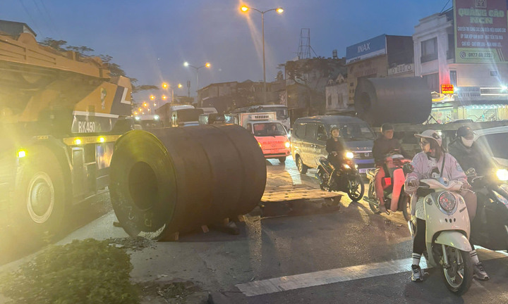 Hải Phòng: Tài xế làm rơi cuộn tôn 28 tấn xuống đường bị phạt 10 triệu đồng