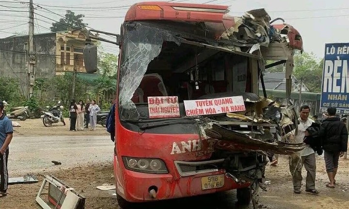 Ô tô khách tông xe đầu kéo ở Tuyên Quang, nhiều người văng ra ngoài