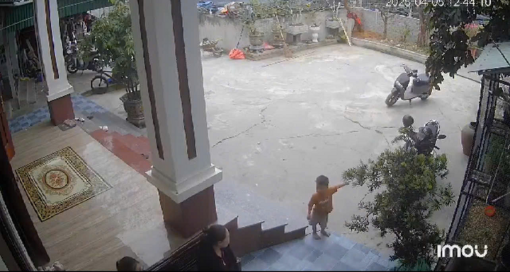 Khoảnh khắc bé trai 3 tuổi báo tin bạn đuối nước khiến triệu người thót tim